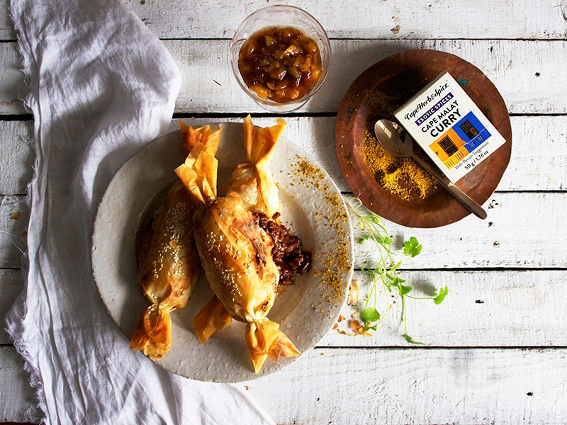 BOBOTIE PHYLLO CRACKERS WITH QUICK DRIED FRUIT CHUTNEY